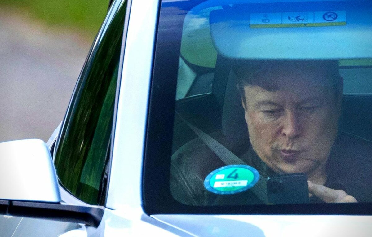 Elon Musk in einem Auto