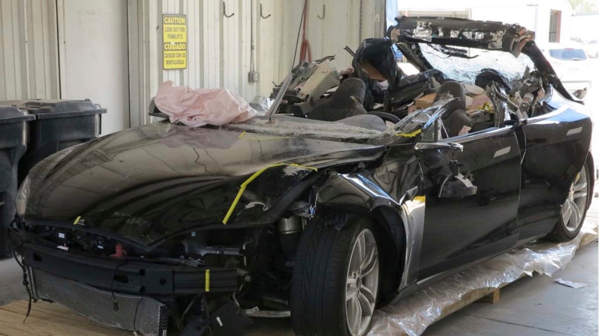 Bild vom Unfallschaden am verunglückten Tesla-Modell.