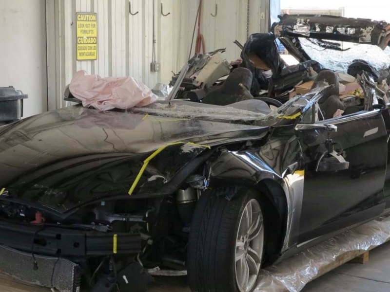 Bild vom Unfallschaden am verunglückten Tesla-Modell.