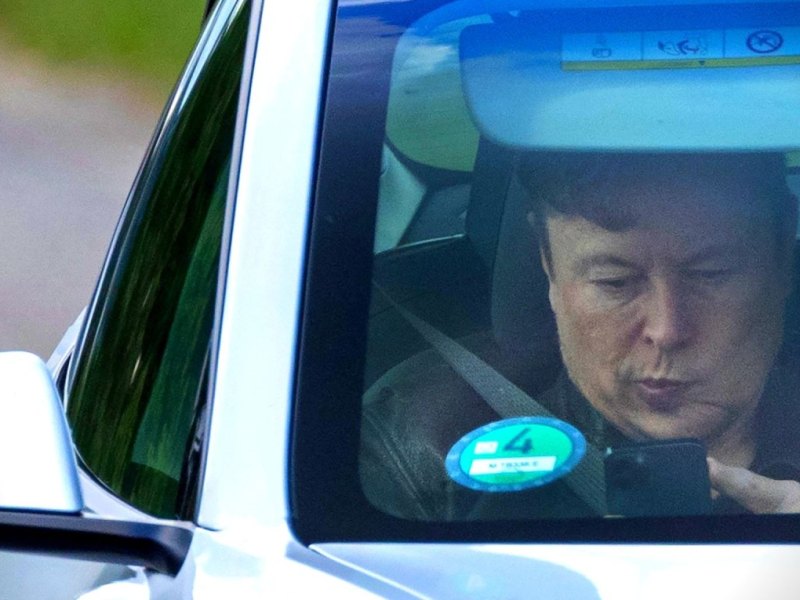 Elon Musk in einem Auto