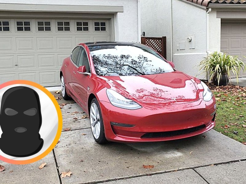 Tesla Model 3 in einer Einfahrt