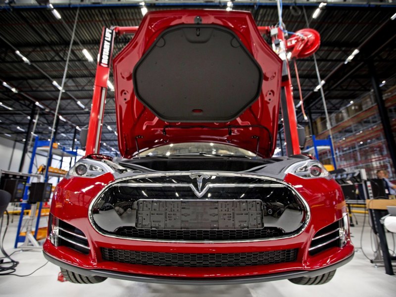 Unfertiger Tesla in Fabrik
