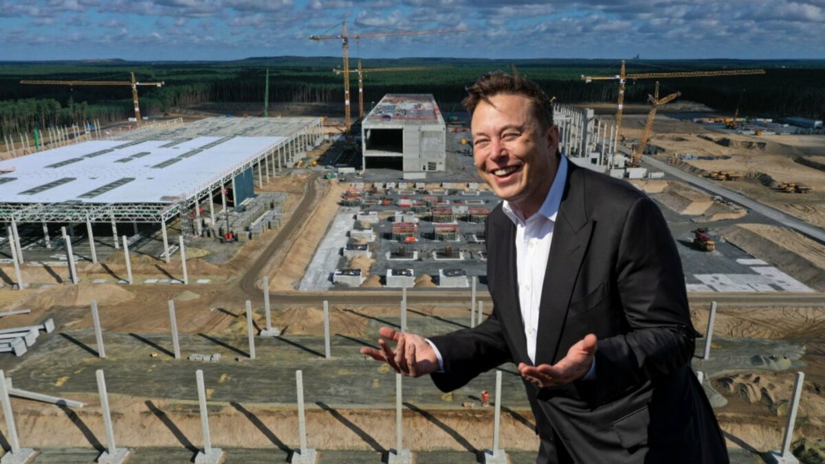 Elon Musk vor Teslas Gigafactory Berlin-Brandenburg