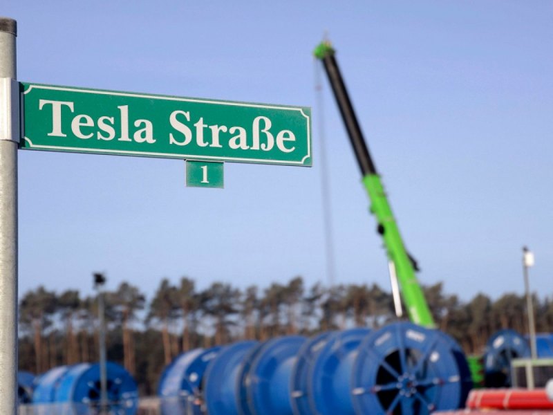 Tesla Straßenschild bei der Gigafactory.