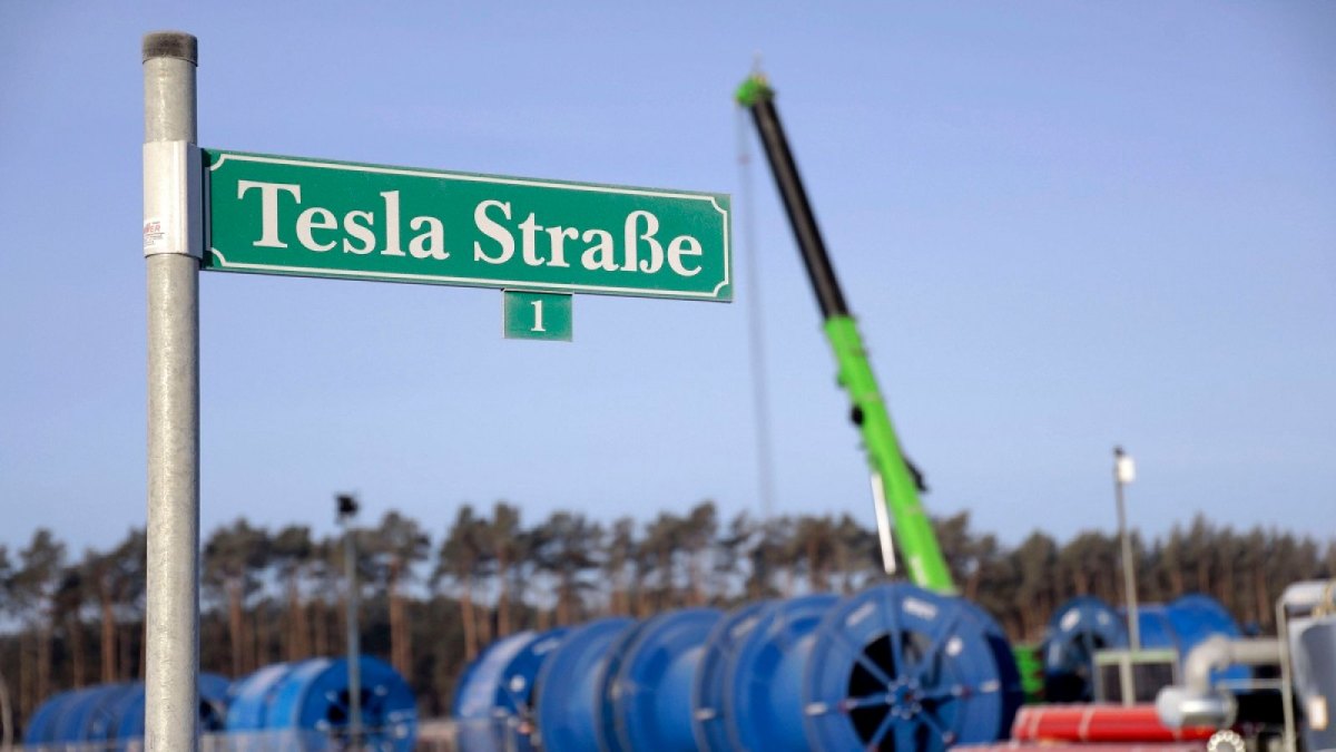Tesla Straßenschild bei der Gigafactory.