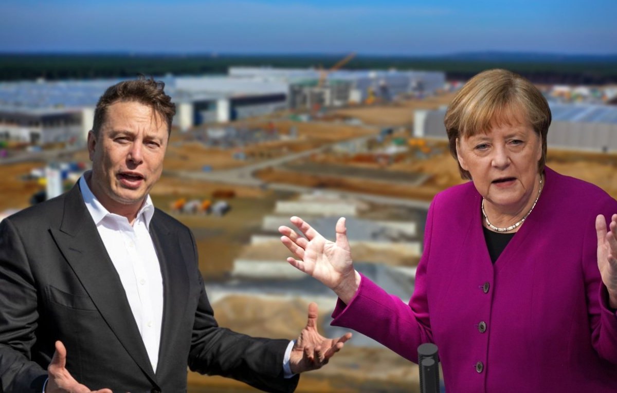 Elon Musk (l.) und Angela Merkel (r.) vor dem Gelände der Tesla Gigafactory Berlin-Brandenburg