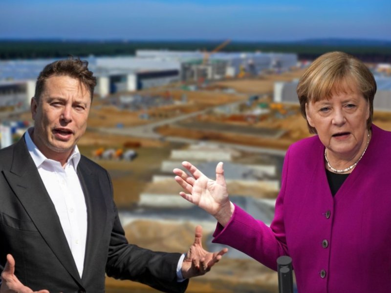 Elon Musk (l.) und Angela Merkel (r.) vor dem Gelände der Tesla Gigafactory Berlin-Brandenburg