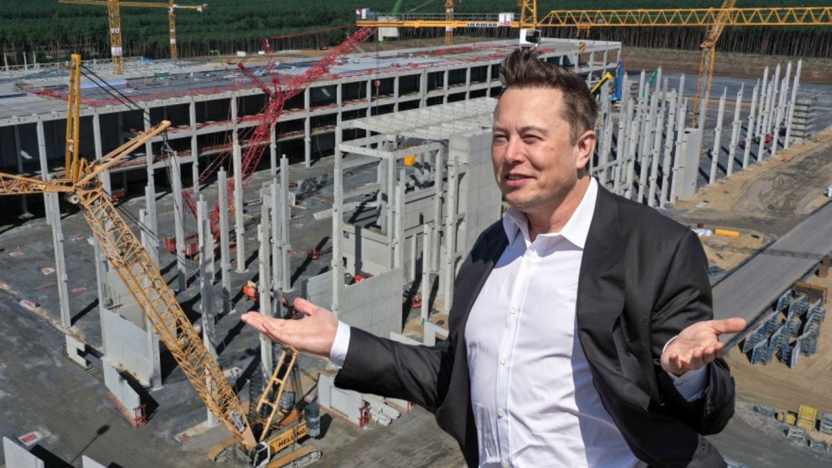 Elon Musk vor Teslas Gigafactory bei Berlin