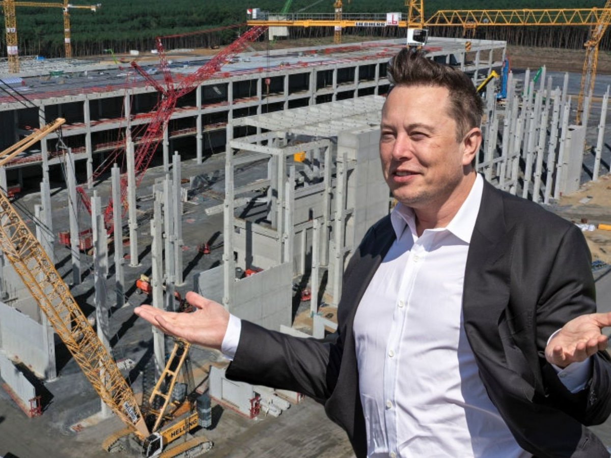 Elon Musk vor Teslas Gigafactory bei Berlin