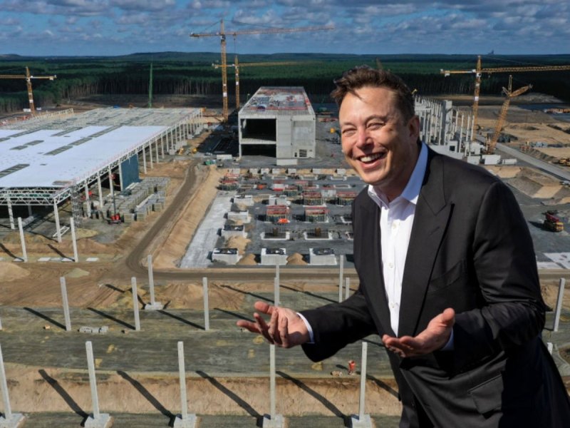 Elon Musk vor Teslas Gigafactory Berlin-Brandenburg