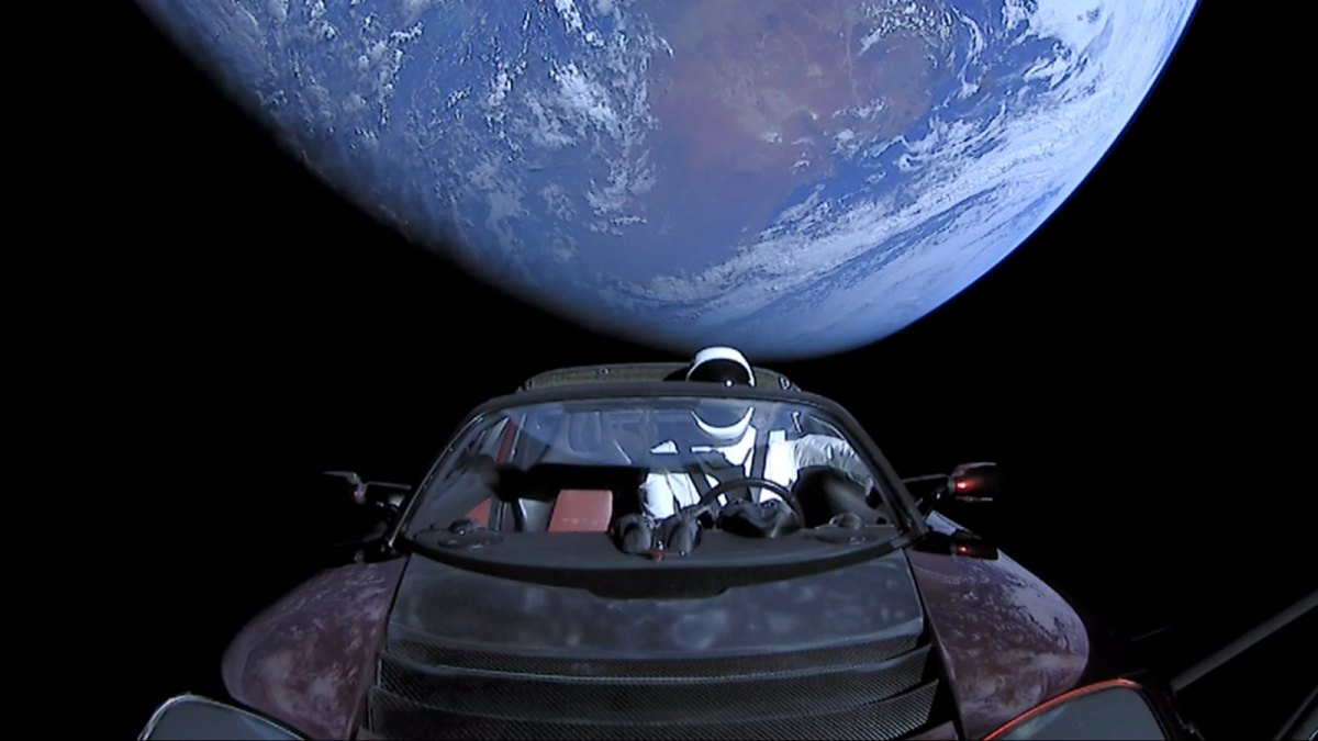 Tesla im All mit Puppe am Steuer