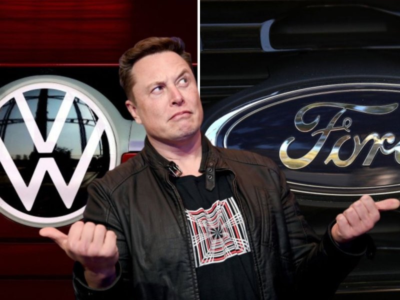 Elon Musk zwischen den Logos von Volkswagen und Ford