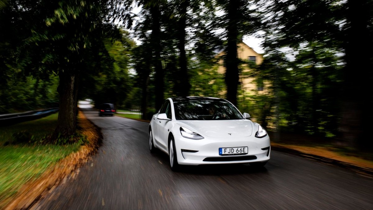 Tesla Model 3 in Fahrt.