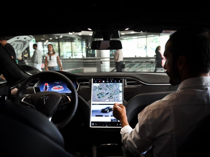 Tesla Model S von innen mit Blick auf das Display