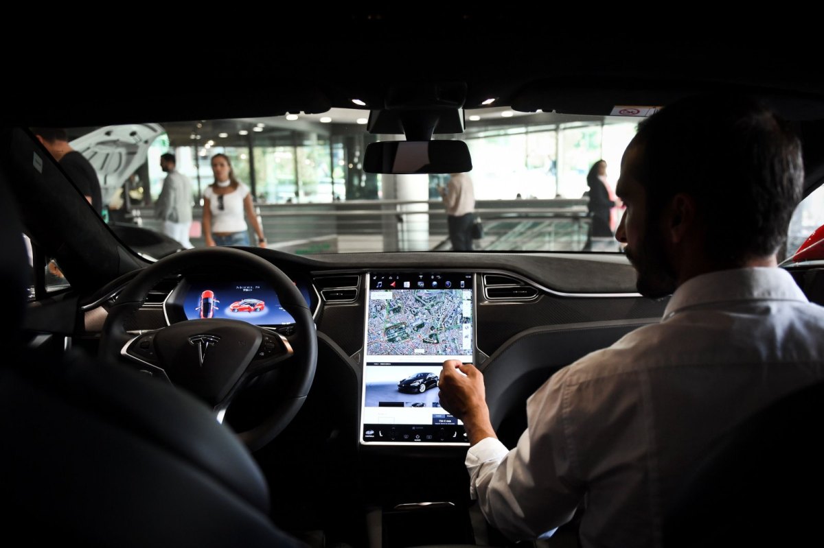 Tesla Model S von innen mit Blick auf das Display