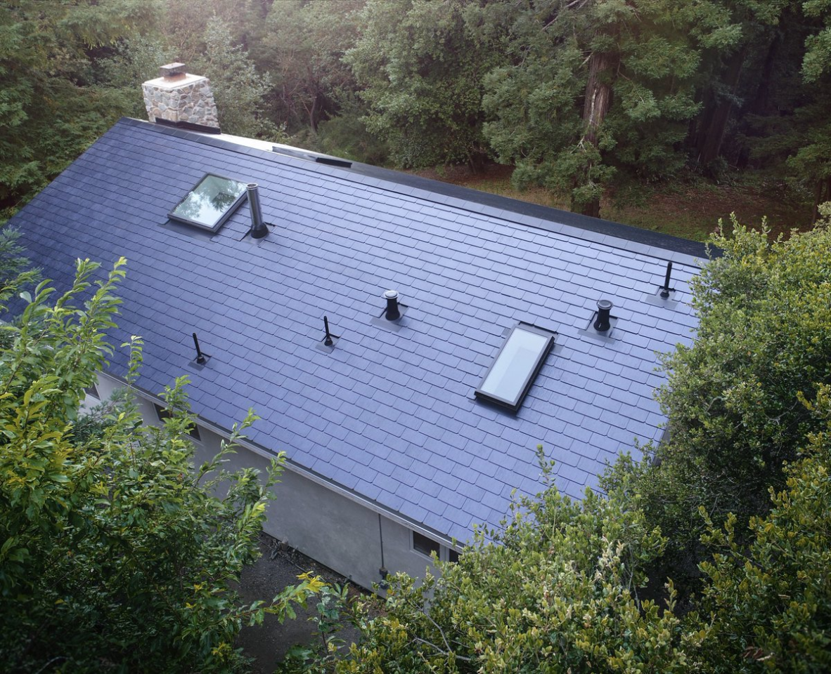 Eines der ersten Dächer, bedeckt mit den neuen Solardachziegeln. 