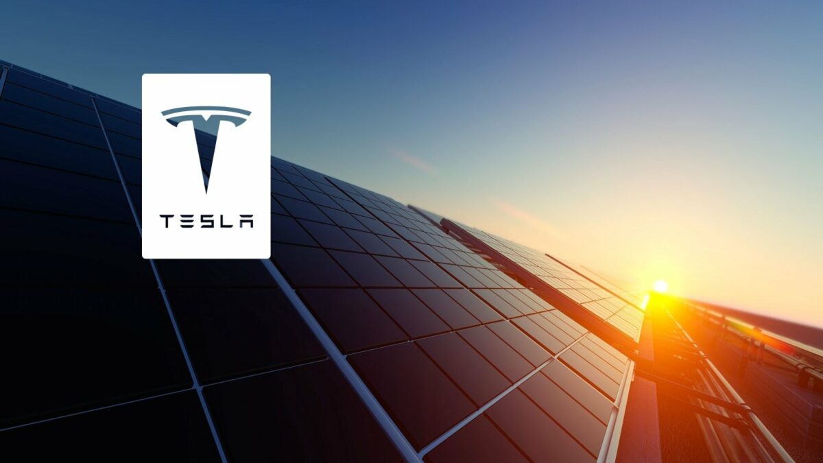 Solarpanels und das Tesla-Logo
