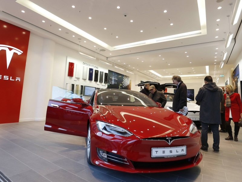 Roter Tesla in einem Tesla Store