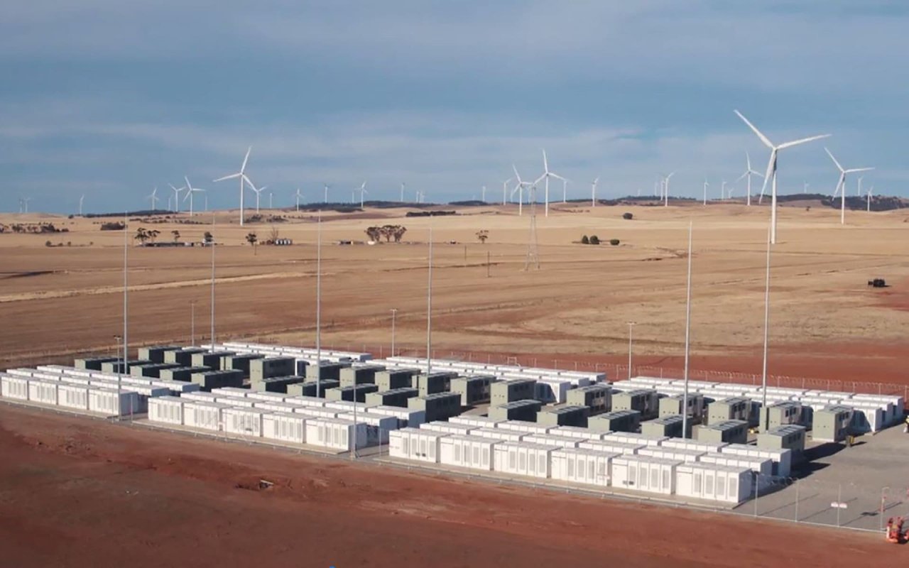 Die weltweit größte Batterie wurde von Tesla in Australien in Betrieb genommen.