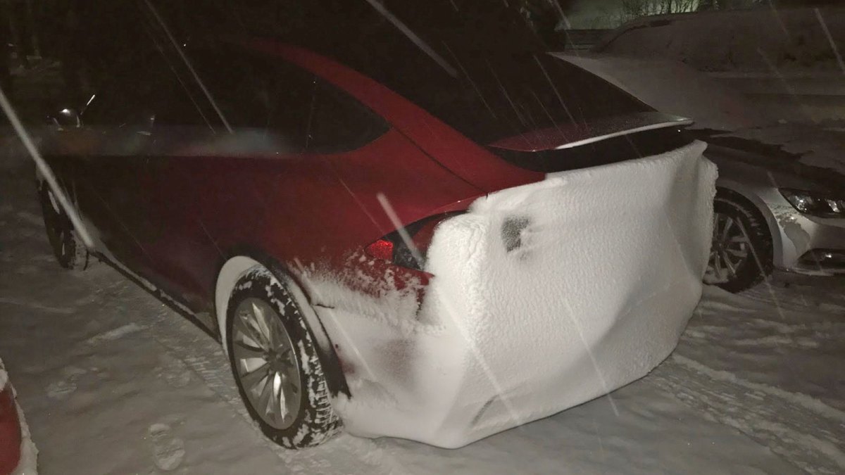 Der Tesla X mit Schnee auf dem Heck.