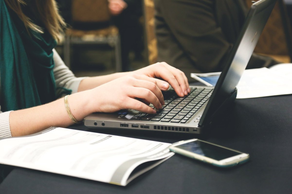 Frau schreibt am Laptop