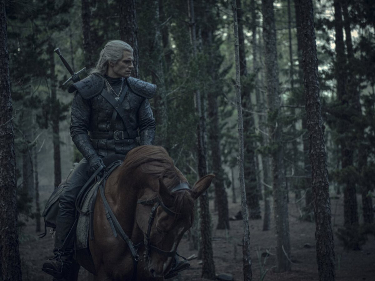 Geralt reitet auf Pferd.