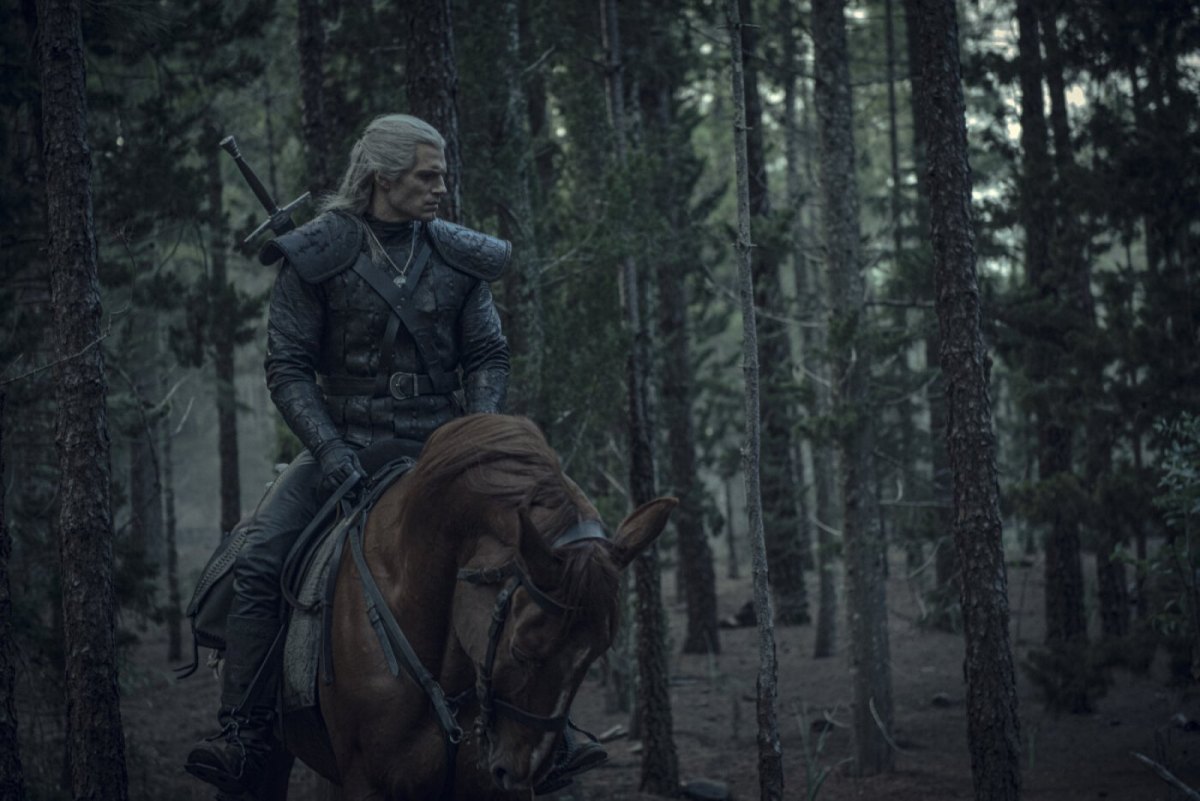 Geralt reitet auf Pferd.