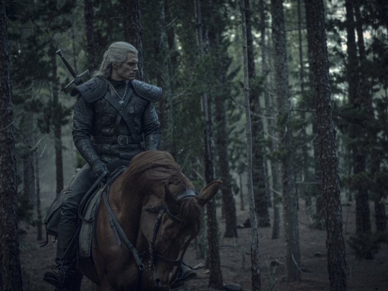 Geralt reitet auf Pferd.