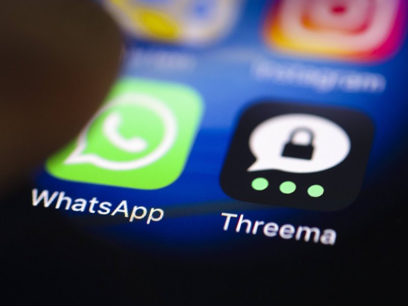Die Icons von WhatsApp und Threema auf einem iPhone.