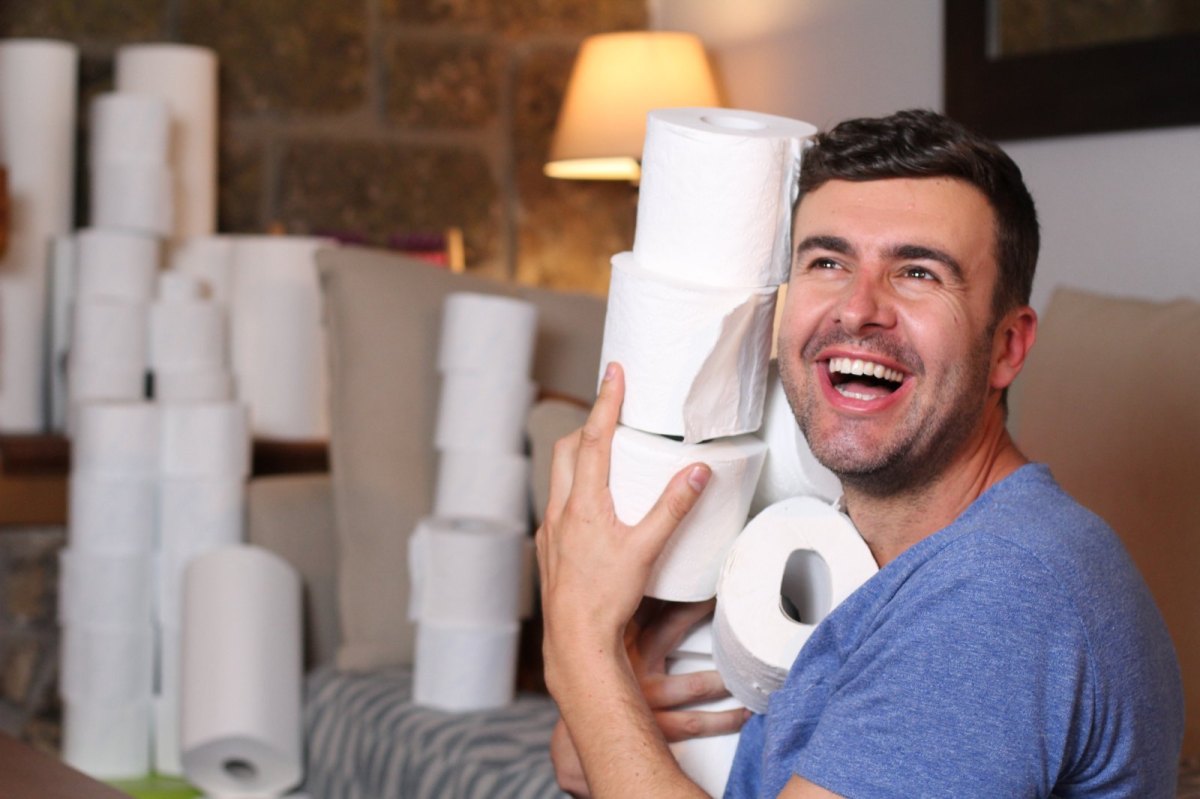 Mann mit Toilettenpapier