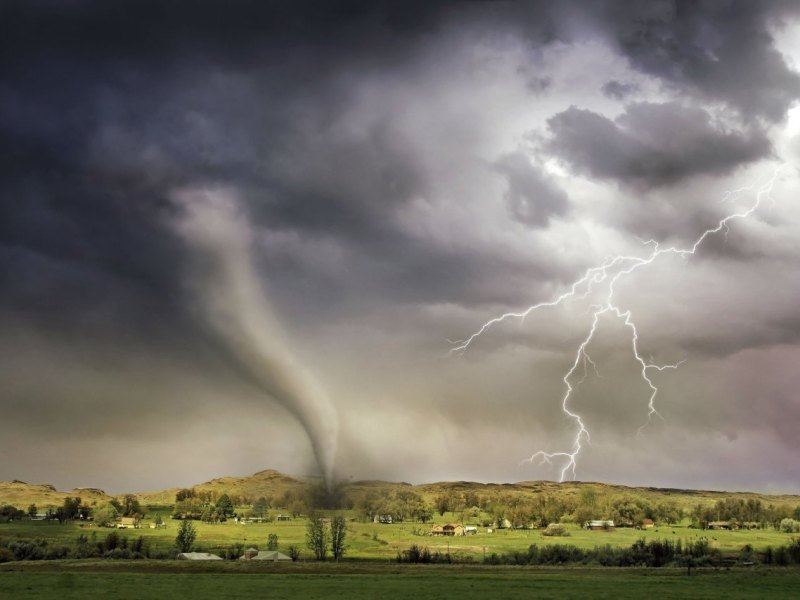 Deutschland wird gerade wieder von vielen Tornados heimgesucht. Das musst du bei einer Tornado-Warnung tun.