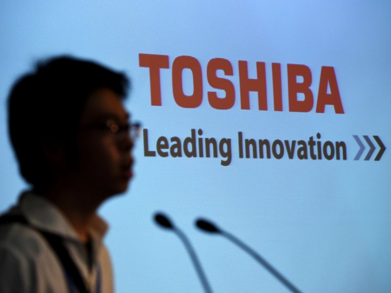 Toshiba-Logo mit Sprecher im Vordergrund