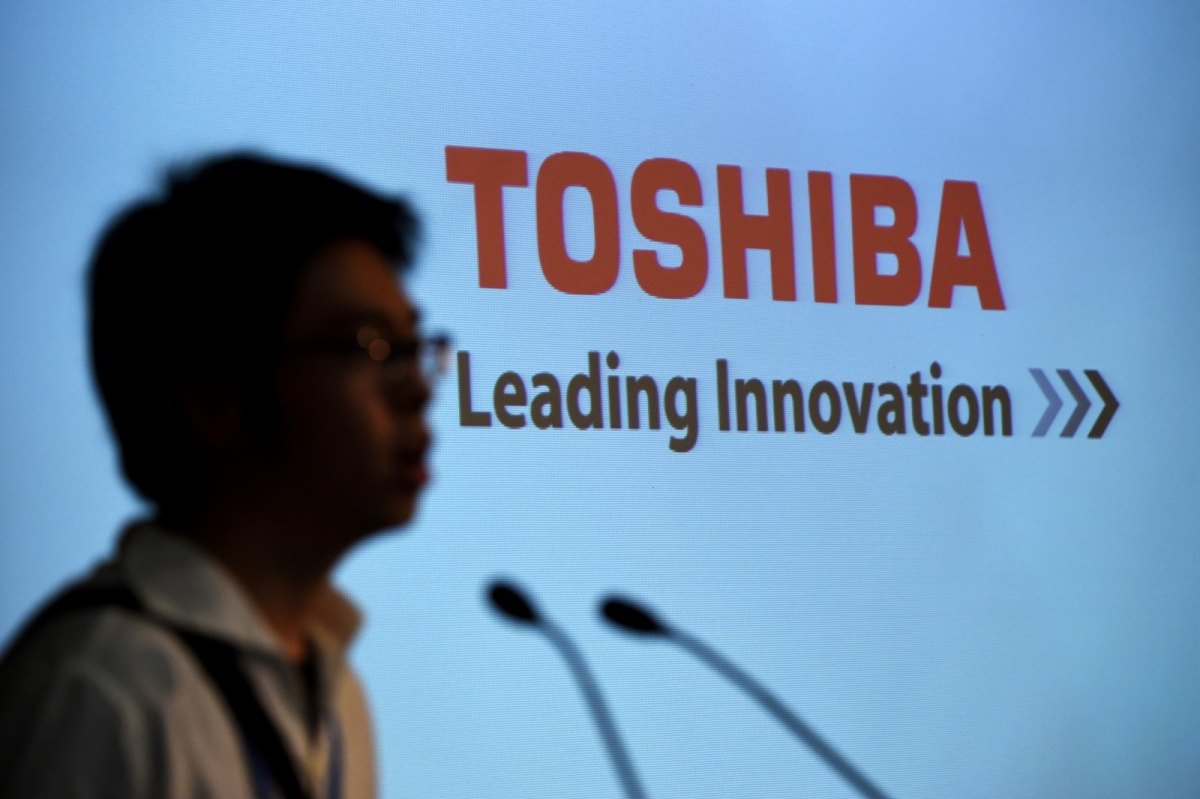 Toshiba-Logo mit Sprecher im Vordergrund