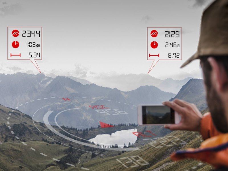 Mann auf Berg kann digitale Daten in der Luft sehen