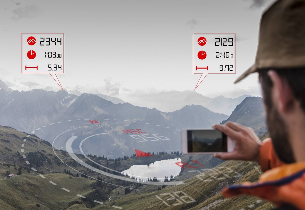Mann auf Berg kann digitale Daten in der Luft sehen