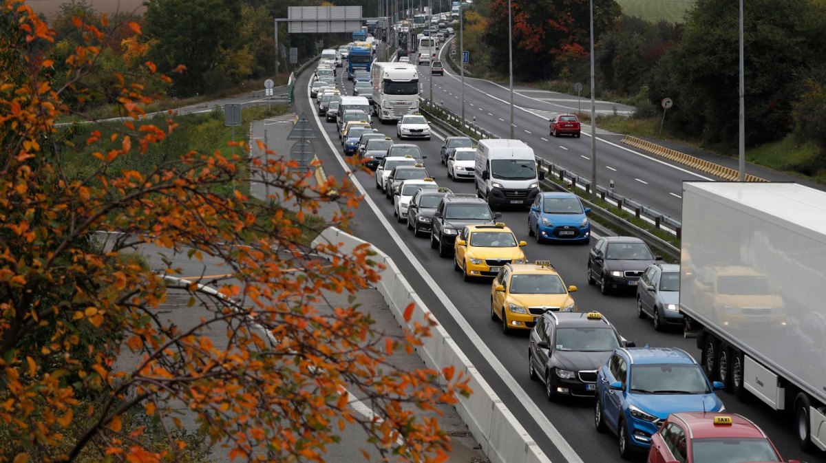 Taxis im Stau auf Prager Straße zum Flughafen