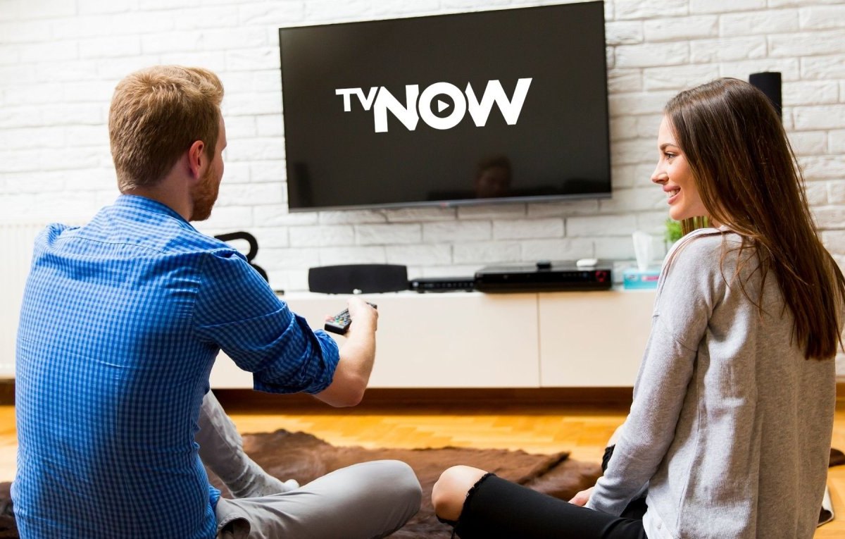 Frau und Mann schauen TV Now