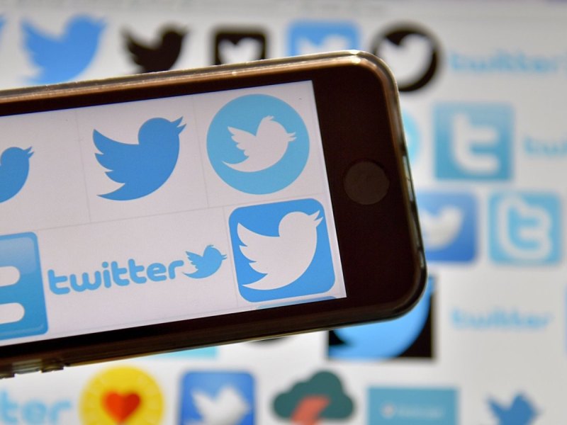 Verschiedene Twitter-Logos auf einem Smartphone abgebildet