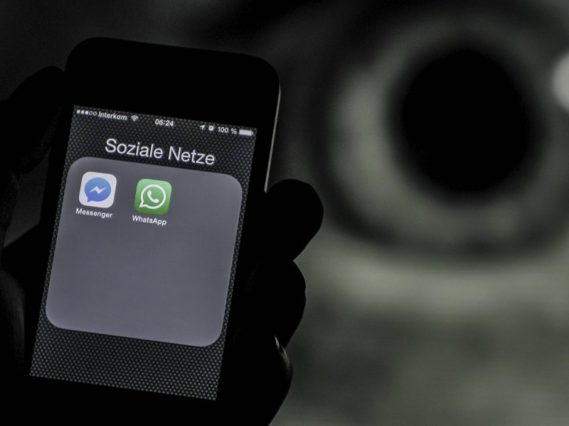 Icons vom Facebook Messenger und WhatsApp auf einem Smartphone-Display