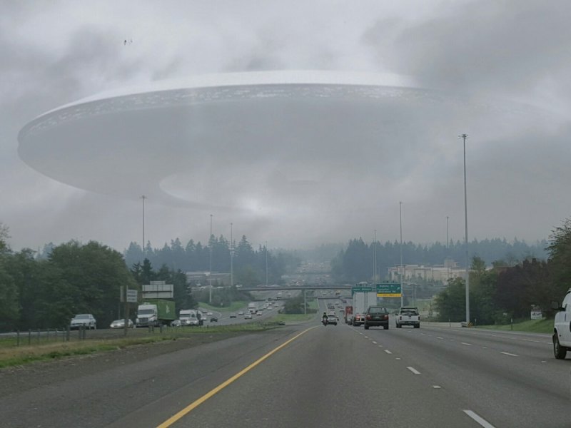 Bildmontage eines UFOs über einer Strasse