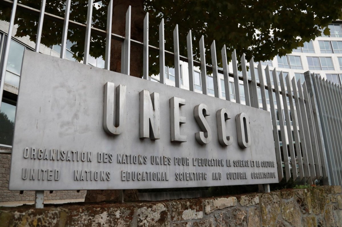 Emblem der Unesco an einem Zaun