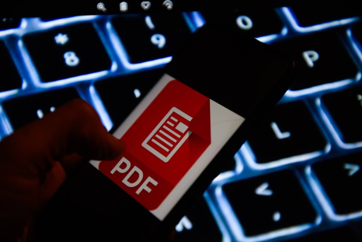PDF-Symbol vor Tastatur