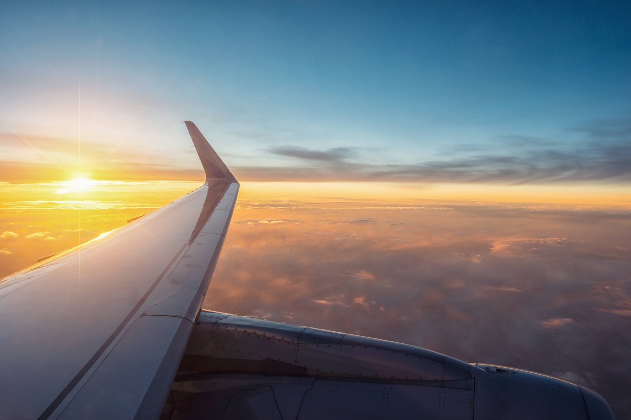 Vielleich schaust du besser aus dem Fenster als im Flieger zu telefonieren.