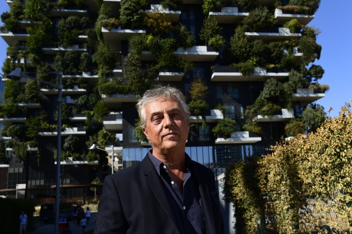Architekt Stefano Boeri vor seinem vertikalen Wald "Bosco Verticale" in der Gegend von Mailand