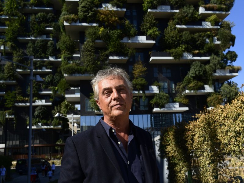 Architekt Stefano Boeri vor seinem vertikalen Wald "Bosco Verticale" in der Gegend von Mailand