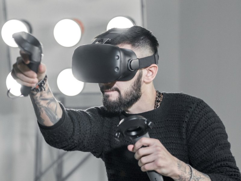 Mann mit VR-Brille