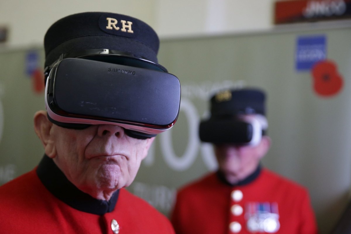 Ältere Herren mit VR-Brille auf dem Gesicht