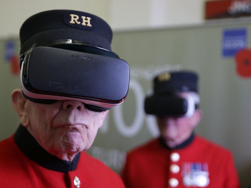 Ältere Herren mit VR-Brille auf dem Gesicht