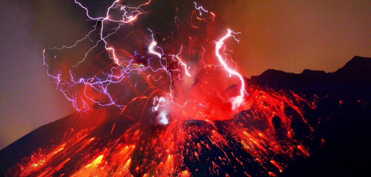 Vulkanausbruch mit Blitzen