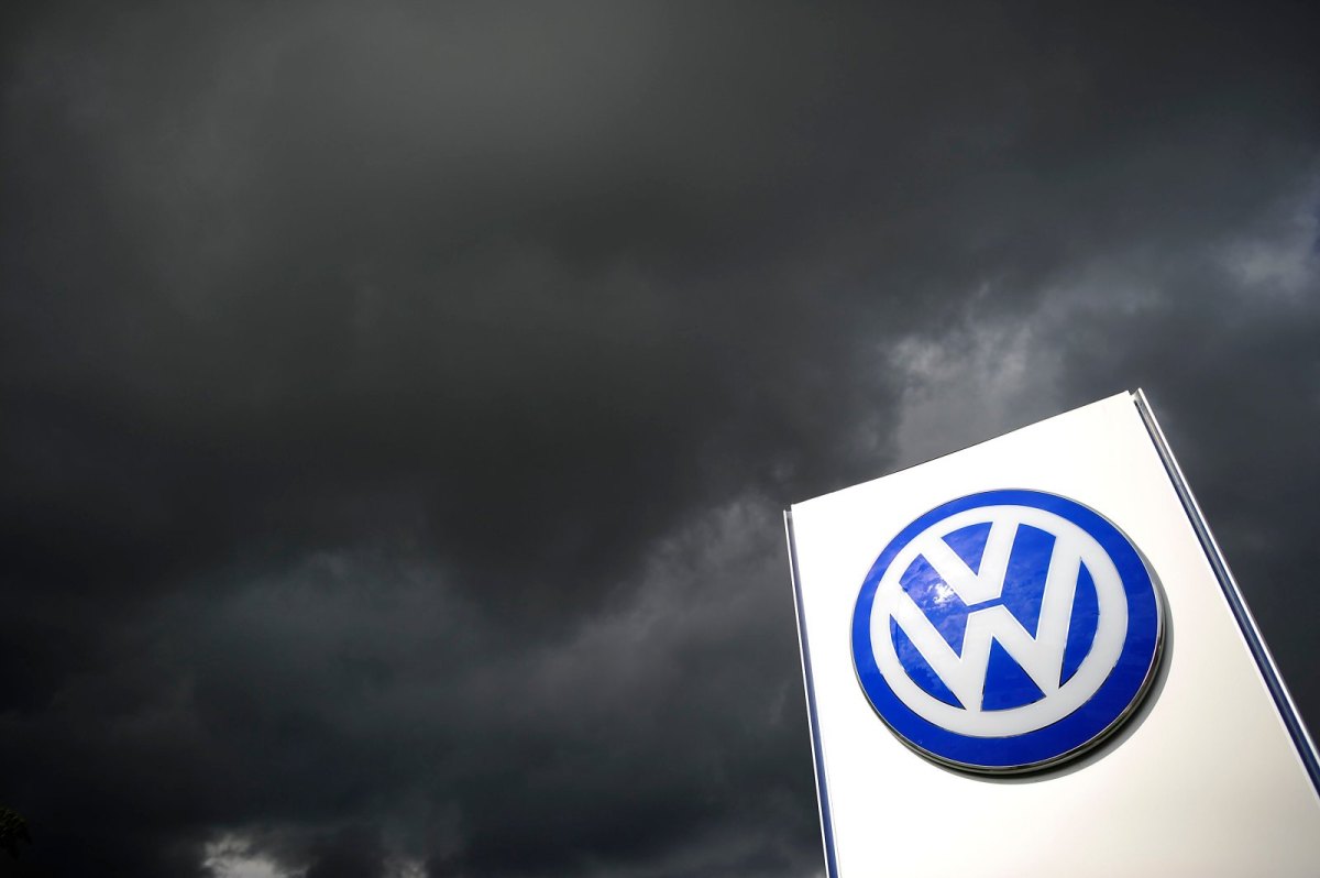 VW-Logo vor dunklen Wolken
